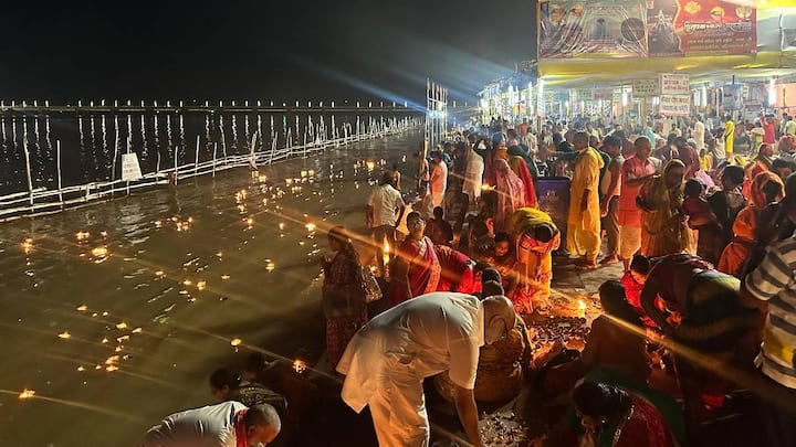 Pitru Deepawali: पितृपक्ष मेला में देश विदेश से लाखों की संख्या में हिंदू सनातन धर्मावलंबी यहां आकर अपने पितरों को मोक्ष और उद्धार की कामना करते हैं. पितृपक्ष के 14वें दिन पितृ दीपावली मनाते हैं.