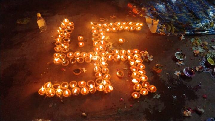 पिंडदान करने वाले व्यक्ति अपने पितरों के स्वर्ग मार्ग को प्रकाशमय करने के लिए प्रकाश करते है. मानना है कि पितरों के राह में अंधेरा न हो, उन्हें प्रकाश मिले और वे खुश होकर आशीर्वाद दें.