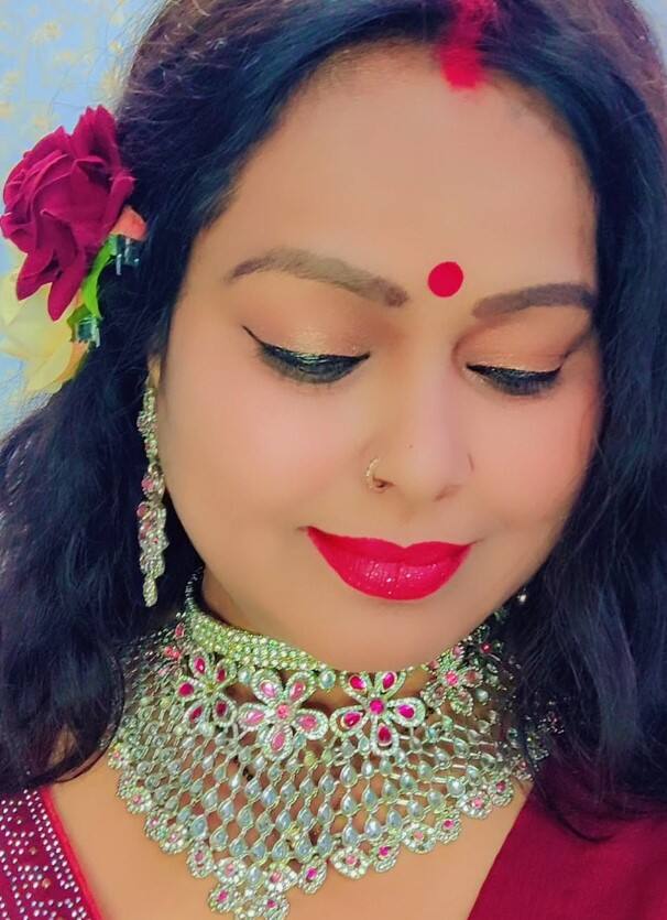 ਉਰਮਿਲਾ ਨੇ ਸੁਰੇਸ਼ ਨਾਲ ਕੀਤਾ ਸੀ ਗੰਧਰਵ ਵਿਆਹ    ਅਭਿਨੇਤਰੀ ਨੇ ਖੁਲਾਸਾ ਕੀਤਾ ਕਿ ਜਦੋਂ ਉਹ ਆਸ਼ਰਮ ਵਿੱਚ ਦੁਪਹਿਰ ਦੇ ਖਾਣੇ ਲਈ ਸੁਰੇਸ਼ ਨੂੰ ਮਿਲੀ ਸੀ, ਤਾਂ ਉਸ ਦੇ ਖਾਣੇ ਵਿੱਚ ਨਸ਼ੀਲਾ ਪਦਾਰਥ ਮਿਲਿਆ ਹੋਇਆ ਸੀ ਅਤੇ ਉਸ ਨਾਲ ਸਰੀਰਕ ਸਬੰਧ ਬਣਾਉਣ ਦੌਰਾਨ ਇੱਕ ਅਸ਼ਲੀਲ ਵੀਡੀਓ ਰਿਕਾਰਡ ਕੀਤਾ ਗਿਆ ਸੀ। ਜਿਸ ਨੂੰ ਦਿਖਾ ਕੇ ਉਸ ਨੂੰ ਲਗਾਤਾਰ ਬਲੈਕਮੇਲ ਕੀਤਾ ਜਾ ਰਿਹਾ ਸੀ। ਇਸ ਵੀਡੀਓ ਰਾਹੀਂ ਸੁਰੇਸ਼ ਨੇ ਅਭਿਨੇਤਰੀ ਨੂੰ ਬਲੈਕਮੇਲ ਕੀਤਾ ਅਤੇ 4 ਅਕਤੂਬਰ 2022 ਨੂੰ ਪਸ਼ੂਪਤੀਨਾਥ ਮੰਦਰ 'ਚ ਗੰਧਰਵ ਵਿਆਹ ਕਰਵਾ ਲਿਆ।