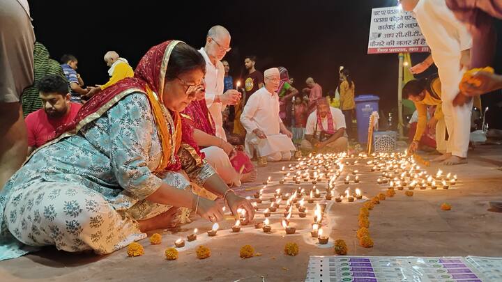 गया के विष्णुपद मंदिर और फल्गु नदी के देवघाट पर सोमवार को पितृ दीपावली मनाई गई. पितृपक्ष के 14 वें दिन त्रयोदशी के दिन पितृ दीपावली मनाए जाने की परंपरा है. पितरों के लिए घी का दीया जलाकर खुशी मनाई जाती है.