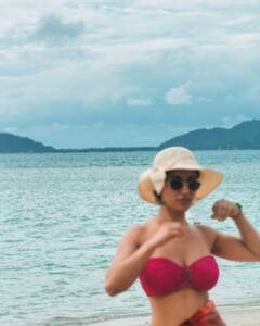 Ruhani Sharma : ఆగ్రా హీరోయిన్ బికినీలో అదిరిందిగా.. బీచ్​లో చిల్​ అవుతున్న రుహాని శర్మ