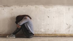 गांजा बेचने वाली महिला का आतंक, 11 साल की बच्ची को पिता के सामने बुरी तरह पीटा