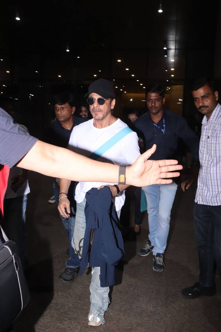 Shahrukh Khan returned from Abu Dhabi on Sunday night. Many of his fans had gathered at the airport to see Shahrukh.