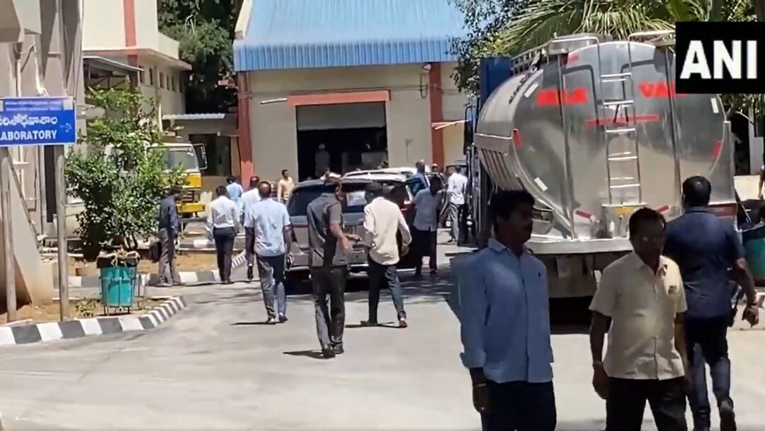 SIT officials inspect the flour mill at Tirumala in Andhra Pradesh Tirumala News: తిరుమలలో మూడోరోజు ముగిసిన సిట్‌ విచారణ, మంగళవారం విచారించేది ఎవరినంటే!