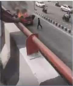 दिल्ली के द्वारका में चलती गाड़ी में अचानक लगी आग | ABP NEWS SHORTS