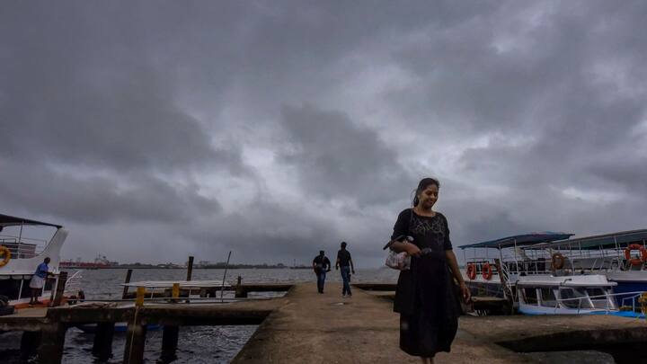 এদিকে যেখানে কয়েকদিন আগেই নিম্নচাপ ও মৌসুমী অক্ষরেখার জোড়া ফলায় বিপর্যস্ত হয়ে পড়েছিল দক্ষিণবঙ্গের একাধিক জেলা।