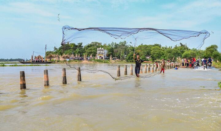 আবহাওয়া দফতরের পূর্বাভাস, মঙ্গলবার পর্যন্ত ক্রমশ বৃষ্টির পরিমাণ কমবে। বুধবার থেকে বৃষ্টির পরিমাণ ফের বাড়তে পারে দক্ষিণবঙ্গের বেশ কিছু জেলায়।