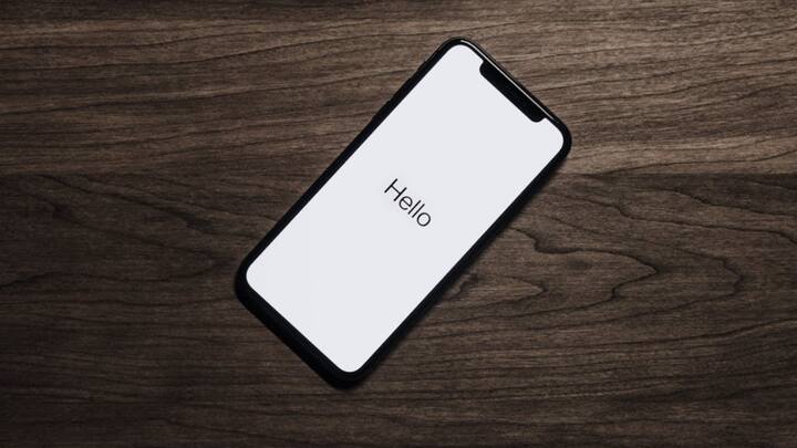 नोमोफोबिया के लक्षण बार-बार फोन के नोटिफिकेशन देखना, फोन स्विच ऑफ नहीं कर पाना है. हर जगह अपने फोन को साथ लेकर जाना और फोन पूरा चार्ज होने के बाद भी उसे बार-बार चार्ज करना है