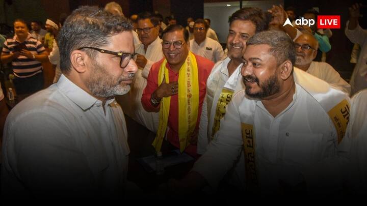 प्रशांत किशोर ने कहा कि शराबबंदी सिर्फ कागजों में है. ज़मीनी हकीकत यह है कि शराब की दुकानों को बंद कर दिया गया है, लेकिन ‘होम डिलीवरी’ धड़ल्ले से चल रही है.” किशोर ने कहा कि जन सुराज शुरू से ही शराबबंदी के खिलाफ रहा है, क्योंकि “राज्य में मौजूदा शराबबंदी कानून 'फर्जी' है... हर साल 20,000 करोड़ रुपये के राजस्व का नुकसान हो रहा है.