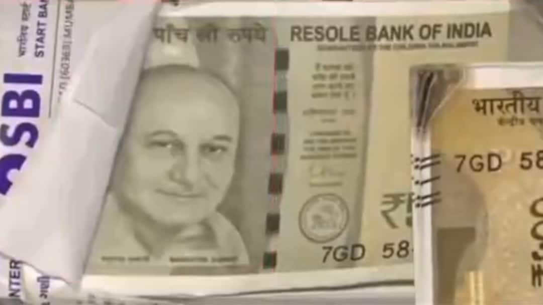 Ahmedabad Police Seizes Counterfeit Currency with Anupam Kher Photo Bollywood Actor Reacts  नोट पर छाप दी अनुपम खेर की तस्वीर, सोने के व्यापारी को लगा डेढ़ करोड़ का चूना, जांच में जुटी पुलिस