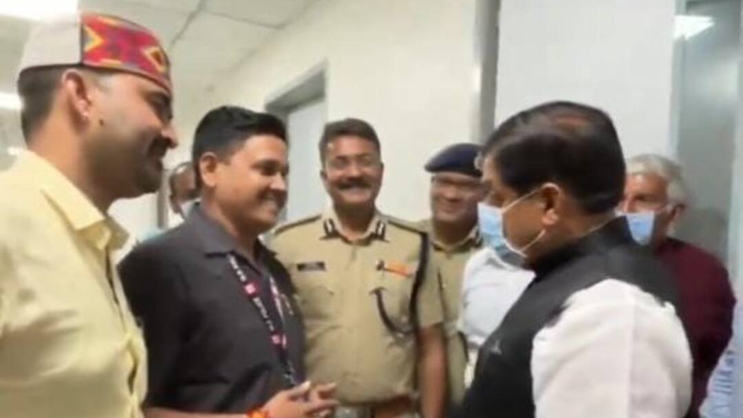 Indore Madhu Verma PSO Awarded for saving Rau MLA Life during Cardiac Arrest CM Mohan Yadav Gives Promotion ANN विधायक की जान बचाने वाले पुलिसकर्मी को मिलेगा प्रमोशन और 50 हजार इनाम, CM मोहन यादव ने दी शाबाशी