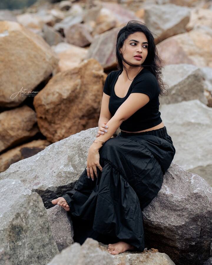 అలేఖ్యా హారిక లేటెస్ట్ ఫోటోషూట్ అది. బ్లాక్ డ్రస్, ప్లెయిన్ రోడ్స్... బ్యూటిఫుల్ ఫేస్ అన్నట్టు ఉంది. ముఖ్యంగా ఆ ఫోటోల్లో అలేఖ్య ఎక్స్‌ప్రెషన్స్‌ హైలైట్ అయ్యాయి. 