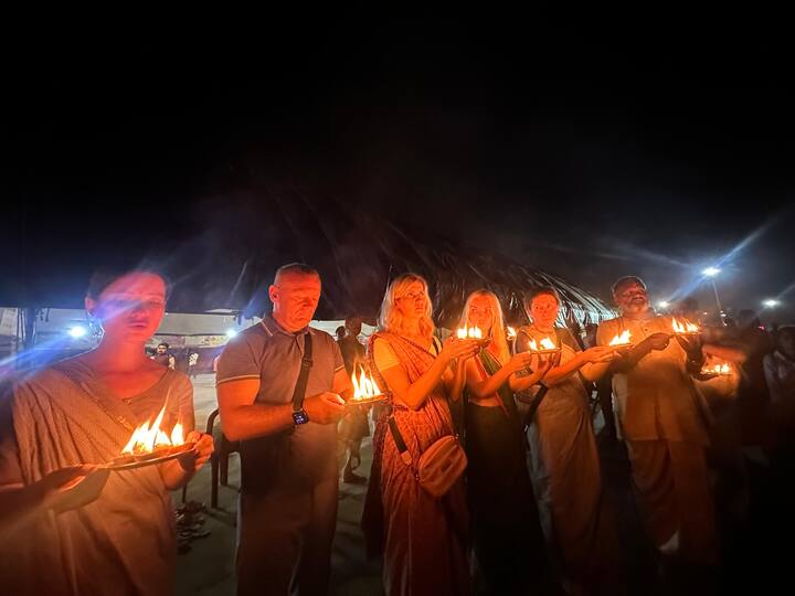 वहीं दिल्ली से आए पवन कुमार गुप्ता ने बताया कि वह अपने पितरों को मोक्ष और उद्धार के लिए 15 दिनों का श्राद्ध कार्य कर रहे हैं आज पितृ दीपावली की जानकारी हुई तो वह भी पितरों के निमित दीप जलाकर पितृ दीपावली मना रहे हैं.