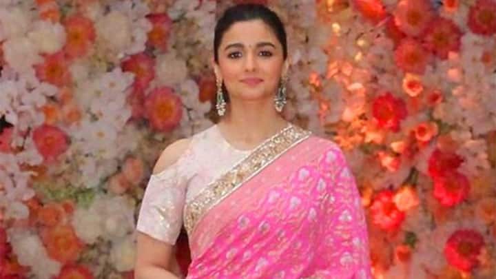 5. The blouse has an elegant cold-shoulder design with subtle white embroidery, adding a modern twist to the traditional saree. (Image Source: Twitter/@RanjnaPune)