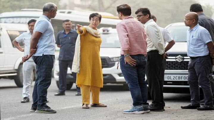 Delhi CM Atishi Inspects Streets For Pothole Free By Diwali Mission குண்டும் குழியுமாக தெருக்கள்.. டீமாக களத்தில் இறங்கிய டெல்லி முதலமைச்சர் அதிஷி!
