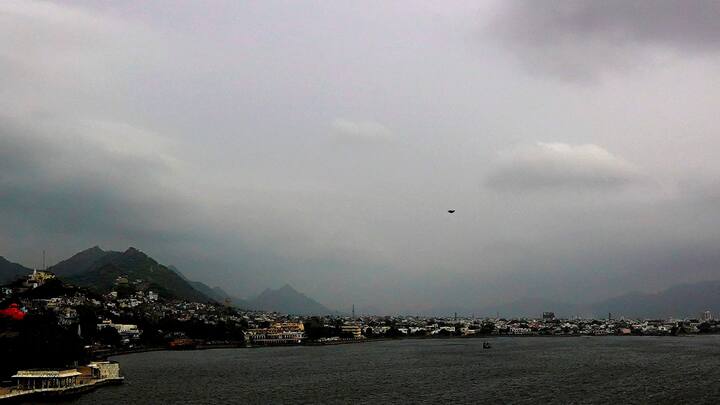আগামী ২৪ ঘণ্টায় কেমন থাকবে আবহাওয়া (Weather Update) ? জানাল হাওয়া অফিস। দক্ষিণবঙ্গে আপাতত ভারী বৃষ্টির সম্ভাবনা নেই।