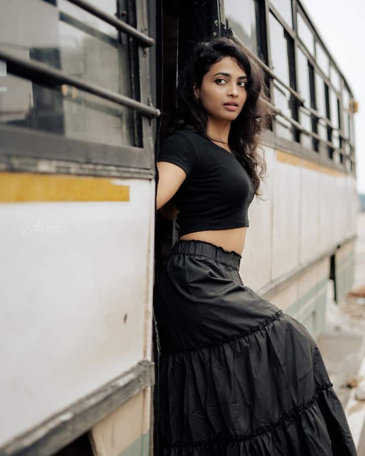 అలేఖ్యా హారిక పేరు చెబితే కొంత మంది తెలుగు ప్రేక్షకులకు బిగ్ బాస్ రియాలిటీ షో గుర్తుకు వస్తుంది. ఇంకొంత మందికి యూట్యూబ్ షార్ట్ ఫిలిమ్స్ గుర్తుకు వస్తాయి. దేత్తడి హారికగా ఆమెను గుర్తు పడతారు. 