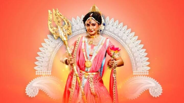 ১ ঘণ্টা ধরে বর্ণিত হবে দেবী দুর্গার অসুর বধ ও দুর্গতি নাশের কাহিনি। গত বছরের মতো এবারও মহামায়া ও মহিষাসুরমর্দিনী রূপে দেখা যাবে শুভশ্রী গঙ্গোপাধ্যায়কে।