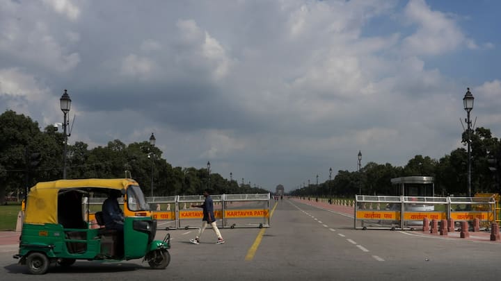 Delhi Weather Update: मौसम विभाग के मुताबिक दिल्ली से मानसून की लगभग वापसी हो गई है. दिल्ली में आने वाले कुछ दिनों तक आसमान साफ रहेगा. इस दौरान तापमान में बढ़ोतरी की संभावना है.