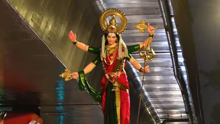 দেবী কুষ্মান্ডার পুজো হয় চতুর্থীর দিন। মাকে ভোগ হিসেবে নিবেদন করা হয় নারকেল, লাল ফল ও মালপোয়া। পরে সেই ভোগ সবাইকে বিতরণ করলে মা বুদ্ধি ও বিদ্যা দান করেন। বৃদ্ধি করেন সিদ্ধান্ত নেওয়ার ক্ষমতাও।(ছবি সৌজন্য- পিটিআই)