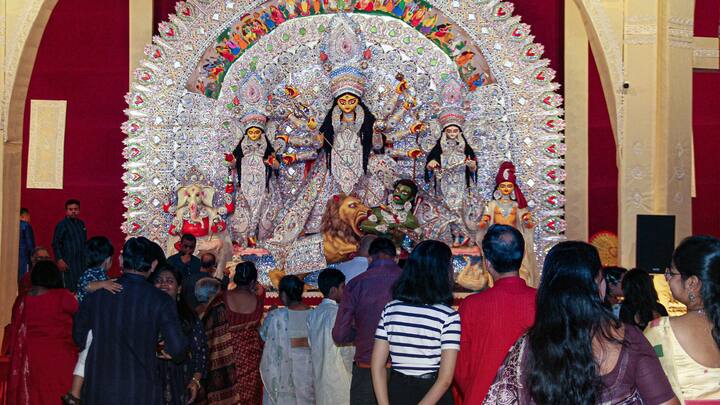 দেবী কালরাত্রির পুজো হয় সপ্তমীর দিন। মা কালরাত্রিকে ভোগ হিসেবে নিবেদন করুন গুড়ের তৈরি মিষ্টি ও পায়েস। তারপর সবাইকে তা বিতরণ করুন। এতে শত্রুদের বিরুদ্ধে লড়াইয়ের শক্তি পাওয়ার পাশাপাশি সমস্ত সমস্যা থেকে ভক্তদের রক্ষা করেন দেবী।(ছবি সৌজন্য- পিটিআই)