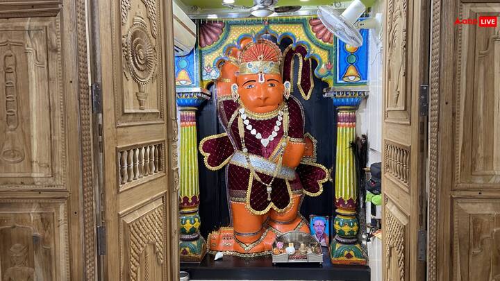 सिद्धवीर खेड़ापति हनुमान मंदिर ये मंदिर मध्यप्रदेश के शाजापुर जिले के बोलाई गांव में स्थित है. इस मंदिर को लेकर मान्यता है कि मूर्ति को छूने भर से ही व्यक्ति के चर्म रोग धीरे-धीरे खत्म हो जाते हैं. इस मंदिर को लेकर ये भी मान्यता है कि मंदिर के सामने से निकलने वाली ट्रेन अपने आप धीमी हो जाती है.