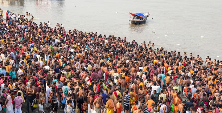 মিথুন রাশি- মিথুন রাশির জাতক জাতিকাদের জব্য দিনটি উত্থান-পতনে পূর্ণ হতে চলেছে। আপনার সহকর্মীরা কাজে বাধা সৃষ্টি করার জন্য যথাসাধ্য চেষ্টা করবে। দুর্ঘটনার সম্ভাবনা রয়েছে।