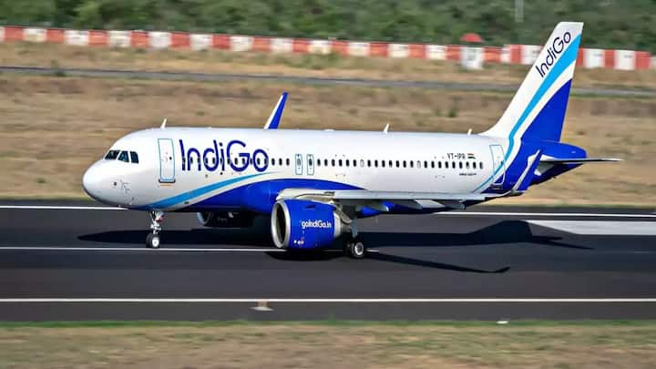 फ्लाइट में ट्रैवल करने को लेकर कुछ नियम और कानून बनाए गए हैं. जो सभी फ्लाइट पैसेंजर को मानने होते हैं. जो इन नियमों को नहीं मानता. उसे फ्लाइट में चढ़ने की इजाजत नहीं दी जाती और उसे डिबोर्ड कर दिया जाता है.