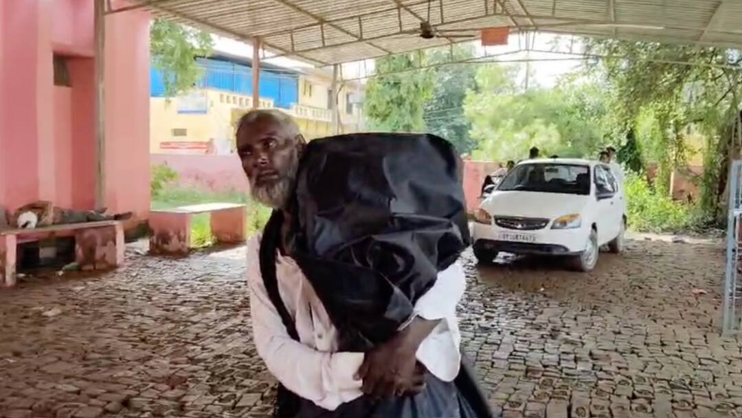 Chandauli old age man carrying dead body of 7 year old girl on his shoulders for post-mortem ann Chandauli News: पुलिस ने बॉडीकिट में भरकर दिया 7 साल की मासूम का शव, कंधे पर पोस्टमार्टम के लिए भटकते रहे बुजुर्ग नाना