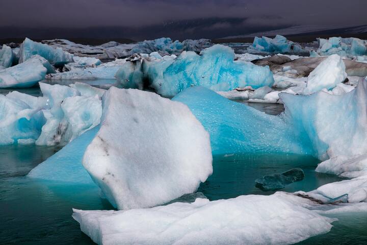 बता दें कि झीलें जलवायु परिवर्तन के प्रभावों को समझने के लिए जरुरी जानकारी दे सकती हैं. वैज्ञानिकों का मानना है कि इन झीलों में लाखों सालों से पृथ्वी के जलवायु का रिकॉर्ड सुरक्षित है. इन झीलों के पानी का अध्ययन करके वैज्ञानिक यह जान सकते हैं कि अतीत में पृथ्वी का तापमान कैसे बदलता रहा है और भविष्य में जलवायु परिवर्तन के क्या प्रभाव हो सकते हैं.