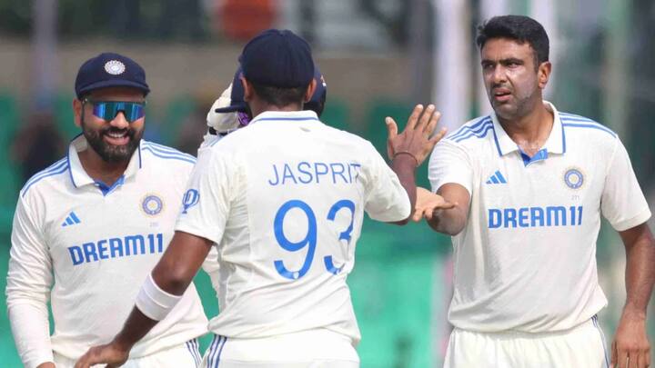 টেস্টে বল হাতে মোট পাঁচটি উইকেট নেন আর অশ্বিন।