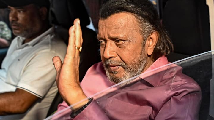 Mithun Chakraborty Movies: 'দাদাসাহেব ফালকে' সম্মানে ভূষিত বলিউডের 'ডিস্কো ডান্সার' মিঠুন চক্রবর্তী। সোমবার, ৩০ অক্টোবর তাঁর নাম ঘোষণা হয়। সিনে দুনিয়ায় তাঁর অনবদ্য অবদানের জন্যই সম্মান প্রদান।