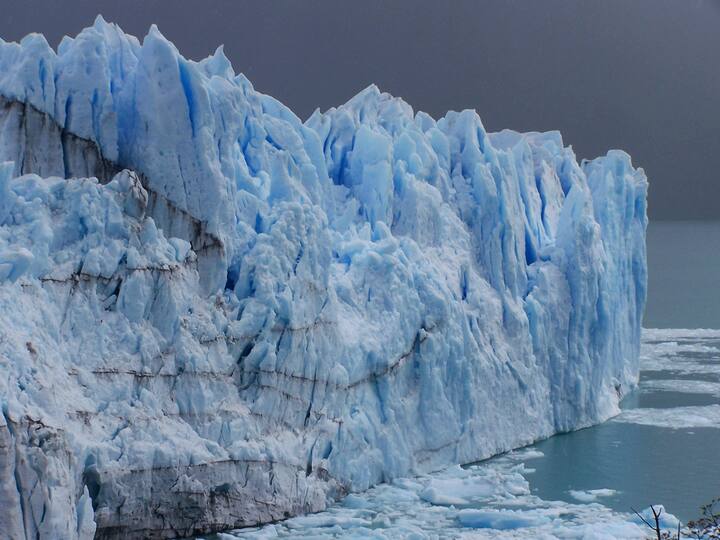 वैज्ञानिकों ने इस खोज के लिए अत्याधुनिक तकनीकों का इस्तेमाल किया है. उन्होंने रेडार इमेजिंग और दूसरे उपकरणों की मदद से बर्फ की कई परतों को भेदकर नीचे छिपे पानी के विशाल भंडारों का पता लगाया है, इन झीलों का आकार और गहराई अलग-अलग है. कुछ झीलें तो कई किलोमीटर लंबी और सैकड़ों मीटर गहरी हैं.