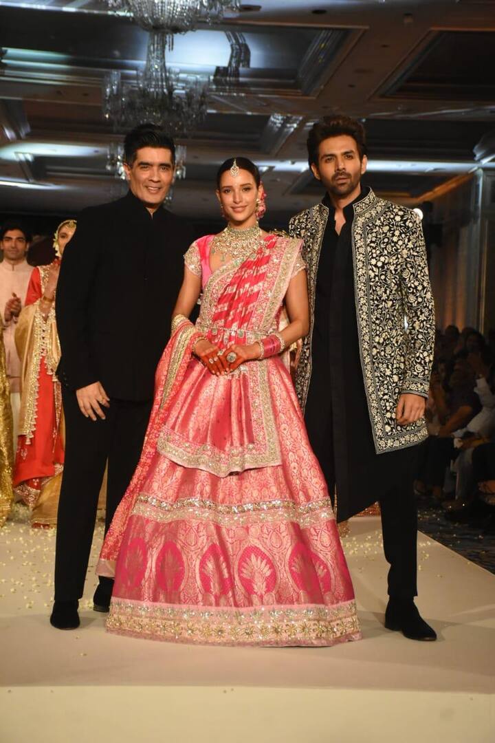 तृप्ति डिमरी और कार्तिक आर्यन डिजाइनर मनीष मल्होत्रा के लिए मॉडल बने थे. ऐसे में दोनों स्टार्स ने डिजाइनर के साथ भी रैंप पर पोज दिया.