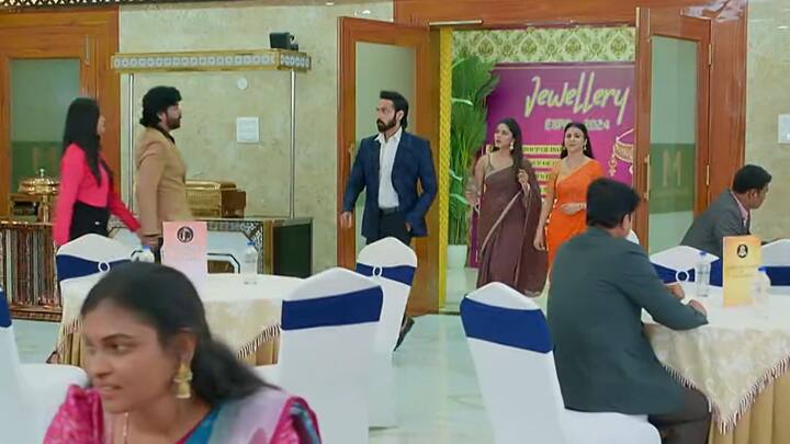 రాజ్-సామంత్ చాలెంజ్ చూసి షాక్ లో ఉంటుంది కావ్య...ఇప్పుడు నిజం తెలిసినా కాంట్రాక్ట్ సైన్ చేసింది కాబట్టి కావ్య వెనక్కు తగ్గే అవకాశం ఉండకపోవచ్చు...
