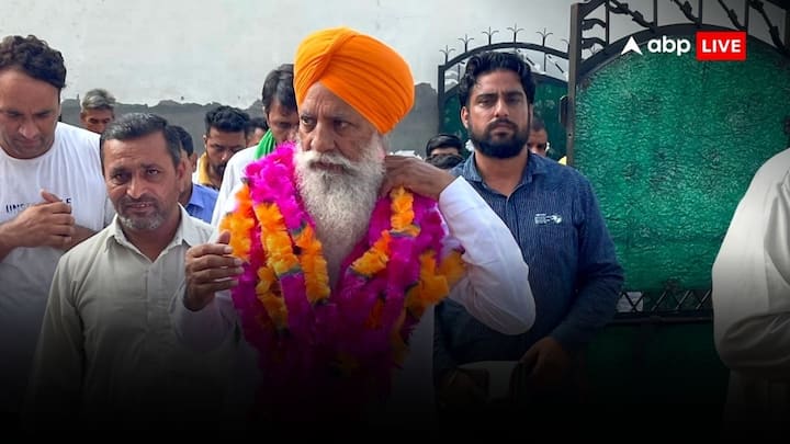 चाहे किसी की भी सरकार बने वह अपने मुख्यमंत्री तय करेंगे, लेकिन यदि कांग्रेस की सरकार बनती है तो हुड्डा को सीएम नहीं बनना चाहिए. चढूनी ने कहा कि अगर इंसानियत और लोगों के लिए काम करने की बात कहें तो अनिल विज को सीएम बनना चाहिए, लेकिन वह बीजेपी का अंदरूनी मामला है.