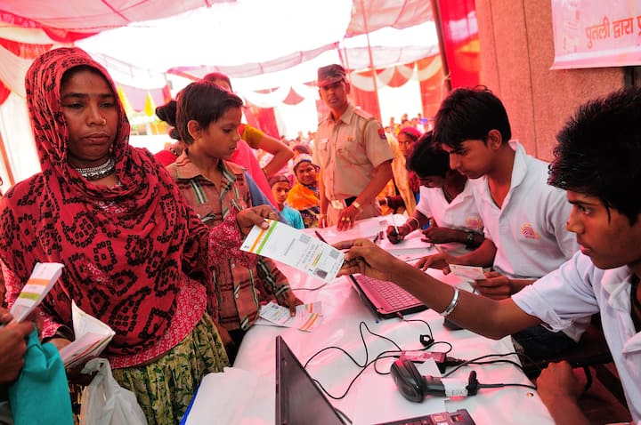 Aadhaar Ration Card Link: যে ব্যক্তিরা তাদের আধার কার্ড অফলাইনে তাদের রেশন কার্ডের সাথে লিঙ্ক করতে চান তারা নীচের উল্লিখিত পদক্ষেপগুলি অনুসরণ করে তা করতে পারেন: