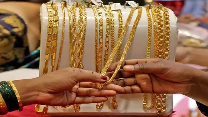 मात्र, गेल्या काही महिन्यांत सोन्याच्या किंमतीत सातत्याने वाढ झाली असून पितृपक्षातही सोन्याच्या किंमती वाढल्या आहेत. भारतात 24 कॅरेट सोन्याचा दर आज 77 हजार 500 एवढा आहे.