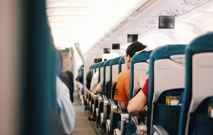 ਅੱਜਕੱਲ੍ਹ ਫਲਾਈਟ ਰਾਹੀਂ ਸਫਰ ਕਰਨਾ ਬਹੁਤ ਆਸਾਨ ਹੋ ਗਿਆ ਹੈ। ਕਈ ਵਾਰ ਲੰਬੀ ਦੂਰੀ ਦੇ ਸਫਰ ਦੌਰਾਨ ਯਾਤਰੀ ਖਾਣਾ ਵੀ ਆਰਡਰ ਕਰਦੇ ਹਨ। ਪਰ ਕੀ ਤੁਸੀਂ ਕਦੇ ਸੋਚਿਆ ਹੈ ਕਿ ਜਹਾਜ਼ ਵਿਚ ਯਾਤਰੀਆਂ ਨੂੰ ਖਾਣਾ ਸਵਾਦ ਕਿਉਂ ਨਹੀਂ ਲੱਗਦਾ? ਤੁਹਾਨੂੰ ਦੱਸ ਦਈਏ ਕਿ ਕਈ ਖੋਜਾਂ ਵਿਚ ਇਕ ਗੱਲ 'ਤੇ ਸਹਿਮਤੀ ਬਣੀ ਹੈ ਕਿ ਹਵਾ ਵਿਚ ਉੱਚਾਈ 'ਤੇ ਪਹੁੰਚਣ ਤੋਂ ਬਾਅਦ ਸਾਡੇ ਟੇਸਟ ਬਡਸ 'ਤੇ ਅਗਲ ਤਰ੍ਹਾਂ ਦਾ ਪ੍ਰਭਾਵ ਪੈਂਦਾ ਹੈ। ਇਹ ਪ੍ਰਭਾਵ ਸਿਰਫ਼ ਸੁਆਦ 'ਤੇ ਹੀ ਨਹੀਂ, ਸਗੋਂ ਸੁੰਘਣ ਅਤੇ ਦੇਖਣ ਦੀ ਸਮਰੱਥਾ 'ਤੇ ਵੀ ਪੈਂਦਾ ਹੈ। ਇਸ ਦੇ ਨਾਲ ਹੀ, ਇਹ ਸਾਰੀਆਂ ਚੀਜ਼ਾਂ ਮਿਲ ਕੇ ਸਾਡੇ ਭੋਜਨ ਦੇ ਸੁਆਦ ਨੂੰ ਸਾਡੀਆਂ ਇੰਦਰੀਆਂ ਤੱਕ ਪਹੁੰਚਾਉਂਦੀਆਂ ਹਨ, ਇਸ ਲਈ ਇਸ ਵਿੱਚ ਤਬਦੀਲੀ ਨਜ਼ਰ ਆਉਣ ਲੱਗ ਪੈਂਦੀ ਹੈ।