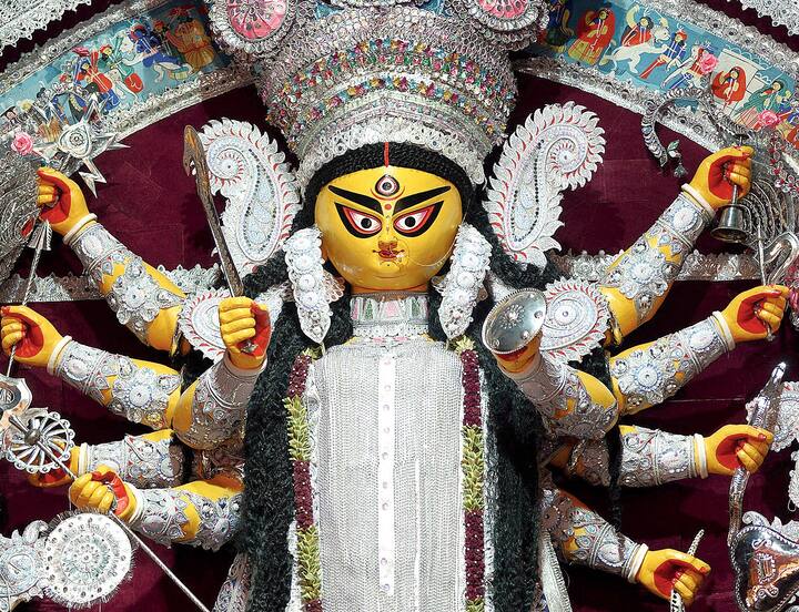 কুম্ভ রাশি- কুম্ভ রাশির জাতক জাতিকাদের জন্য দিনটি আর্থিক দিক থেকে আপনার জন্য ভাল হবে। চাকরিতে নতুন পদ পেতে পারেন। কোন আইনি বিষয়ে আপনাকে মনোযোগ দিতে হবে। ব্যবসায় কিছু উত্থান-পতনের পরেও আপনি স্বস্তি পাবেন।