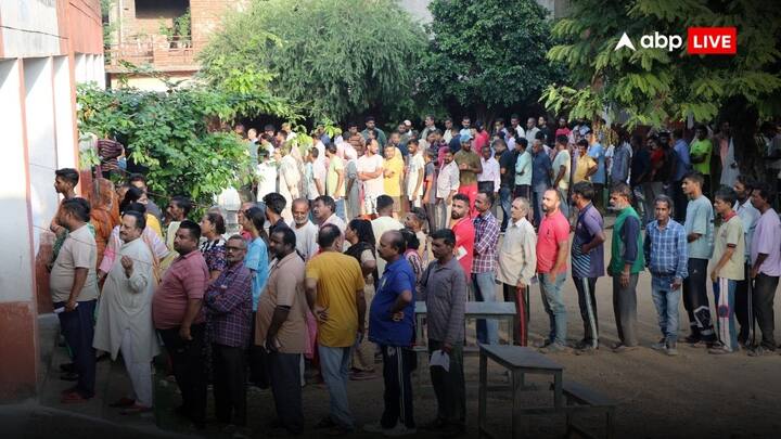 जहां एक तरफ तीसरे चरण की वोटिंग चल रही है तो वहीं प्रधानमंत्री नरेंद्र मोदी और केंद्रीय गृहमंत्री अमित शाह ने जम्मू कश्मीर के लोगों से एक्स पोस्ट कर अपील की है की सभी बढ़ चढ़कर मतदान करने में भागीदार बनें.