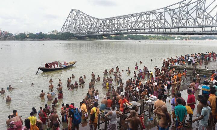 বৃশ্চিক রাশি- পরিবারের মধ্যেই কিছু মতবিরোধ তৈরি হতে পারে।  কাজে মনোযোগ দিতে হবে। কাজের পরিকল্পনা করে এগিয়ে যান। আপনার উন্নতির পথে আসা বাধা দূর হবে।