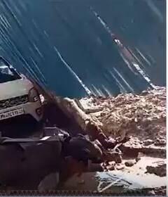 नालासोपारा में अचानक गिरी दिवार कई गाड़ियां क्षतिग्रस्त | ABP NEWS SHORTS