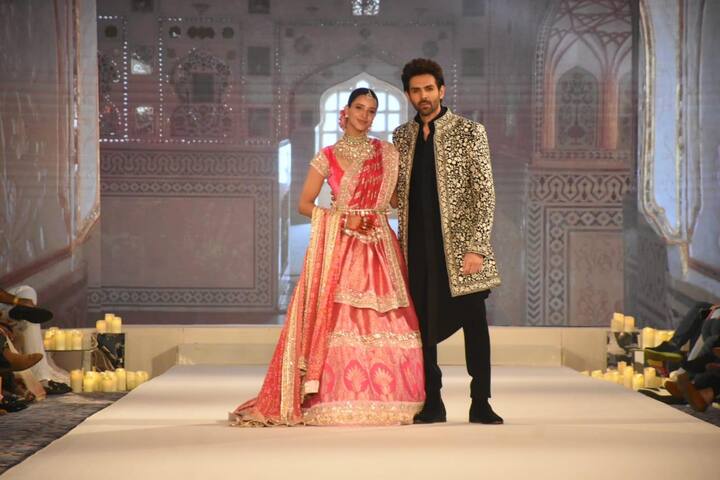 कार्तिक और तृप्ति ने एक साथ स्टेज पर वॉक किया और खूब पोज भी दिए.