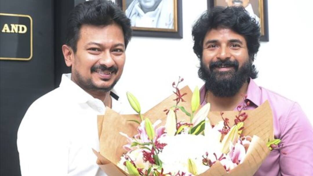 actor sivakarthikeyan meets and congratulates udhayanidhi stalin on becoming deputy cm of tamilnadu Udhayandhi Stalin : துணை முதலமைச்சர் உதயநிதி ஸ்டாலினை சந்தித்து பூங்கொத்து வழங்கிய சிவகார்த்திகேயன்