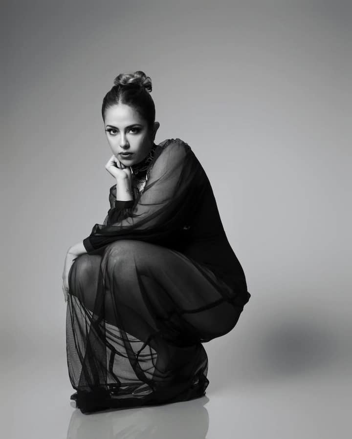 टीवी एक्ट्रेस अविका गौर ट्रांसपेरेंट ब्लैक लुक में बेहद खूबसूरत लग रही हैं। अविका के नए लुक को खूब पसंद किया जा रहा है. टीवी एक्ट्रेस ने अलग-अलग लुक में बेहद शानदार पोज दिए हैं.