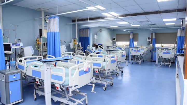 गोली उनके पैर में लगी जिसके तुरंत बाद उन्हें अस्पताल ले जाया गया और आईसीयू में भर्ती करवाना पड़ा. हालांकि अब उनकी जान खतरे से बाहर बताई जा रही है.