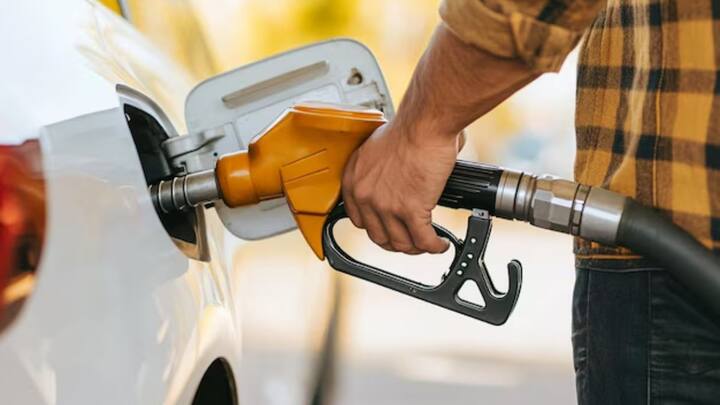 केंद्र सरकार भी पेट्रोल और डीजल पर उत्पाद शुल्क लगाती है, यह शुल्क सभी राज्यों में समान होता है. वहीं तेल डिपो से पेट्रोल पंप तक ईंधन पहुंचाने में लगने वाली परिवहन लागत भी कीमतों को प्रभावित करती है. दूरदराज के क्षेत्रों में परिवहन लागत ज्यादा होने के कारण ईंधन की कीमतें भी ज्यादा होती हैं.