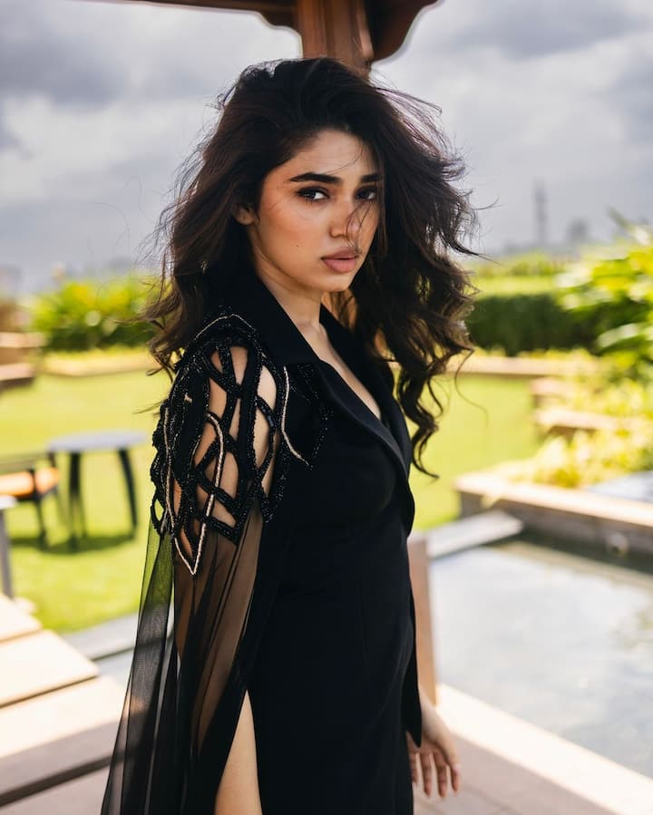 న్యూడ్ మేకప్ లుక్​లో బ్లాక్ కలర్ ఐషాడో లుక్స్​తో కృతి చాలా అందంగా కనిపించింది. ఈ ఫోటోలను ఇన్​స్టాలో పోస్ట్ చేసి.. Feeling fierce in black 🖤 అంటూ క్యాప్షన్ ఇచ్చింది. (Images Source : Instagram/Krithi Shetty)