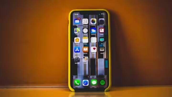 આજકાલ ઘણા લોકો તેમના ફોન વિના જીવી શકતા નથી. જ્યારે ફોન ન હોય ત્યારે કેટલાક લોકો ડર અનુભવવા લાગે છે. વ્યક્તિ અંદરથી અસ્વસ્થતા અનુભવવા લાગે છે.